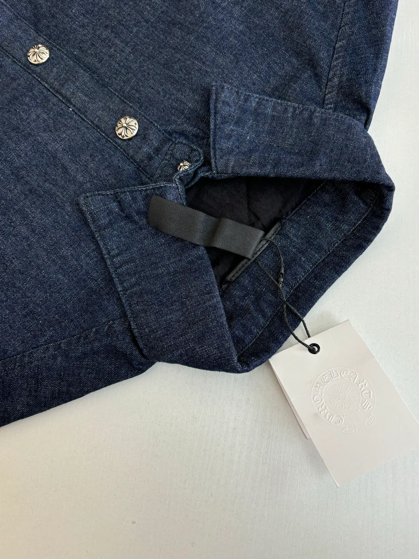 P650 Chrome Hearts*/Chrome Hearts 26 new denim shirts and cotton clothes. The original domestic spot purchase is 3.4W. The development cost is extremely high. The fabric is made of high-density pure cotton twill denim imported from Italy. It is washed and tested N times according to the original color. The jacquard lining requires a minimum order of 1,000 meters. The loss is huge. The quilting is made of Xinjiang cotton. It is thick and warm. The printing is based on the original version. It is printed with hand glue. The auxiliary material collar label is made of imported lambskin. Size: S/M/L